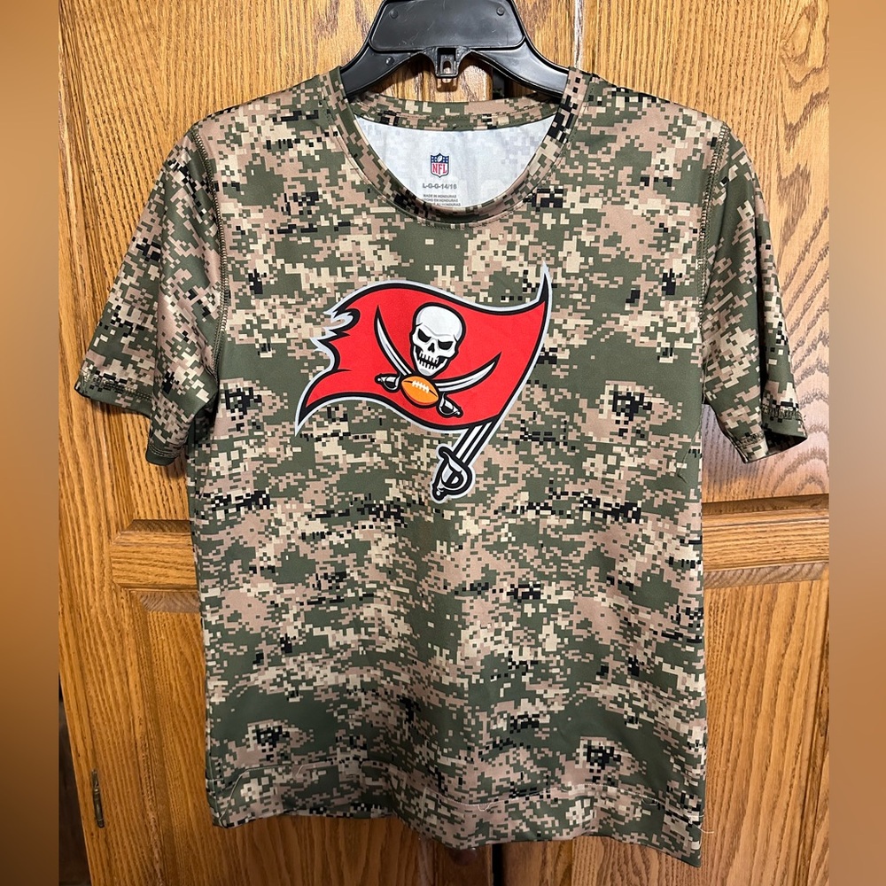 Youth large Tampa Bay Buccaneers camo shirt